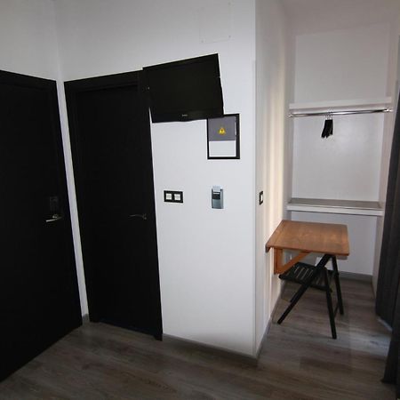 Hostal Mh Fuencarral Madrid Eksteriør bilde A room in the hostel