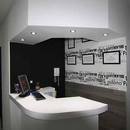 Hostal Mh Fuencarral Madrid Eksteriør bilde Reception desk at the hotel
