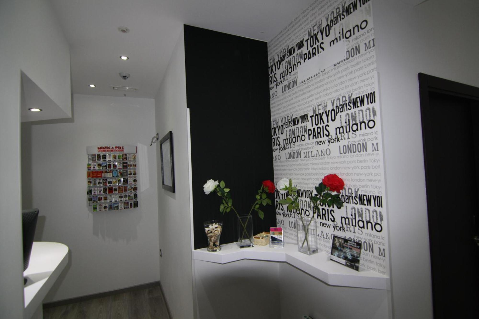 Hostal Mh Fuencarral Madrid Eksteriør bilde Interior of the hotel