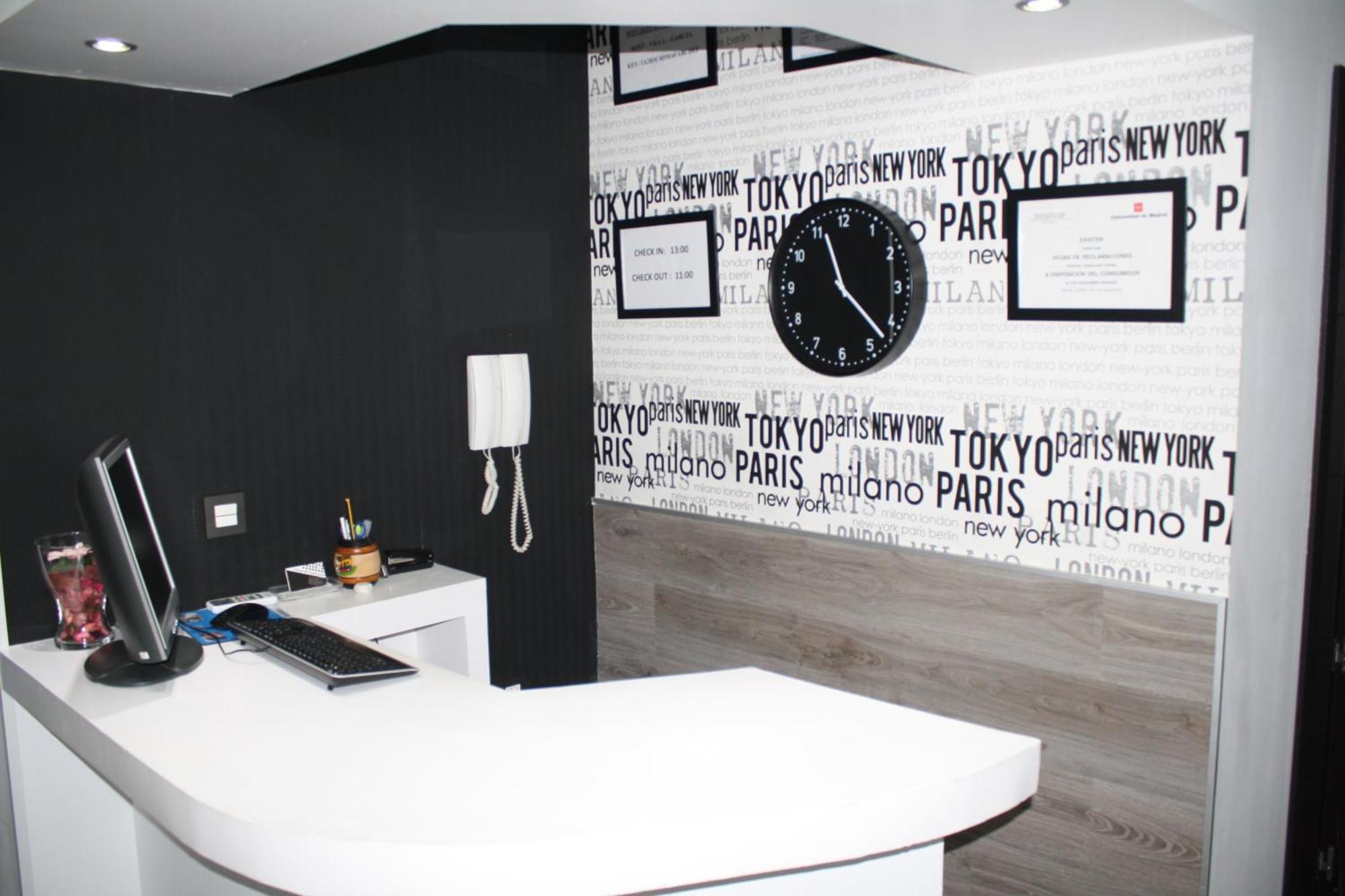 Hostal Mh Fuencarral Madrid Eksteriør bilde Reception desk at the airport