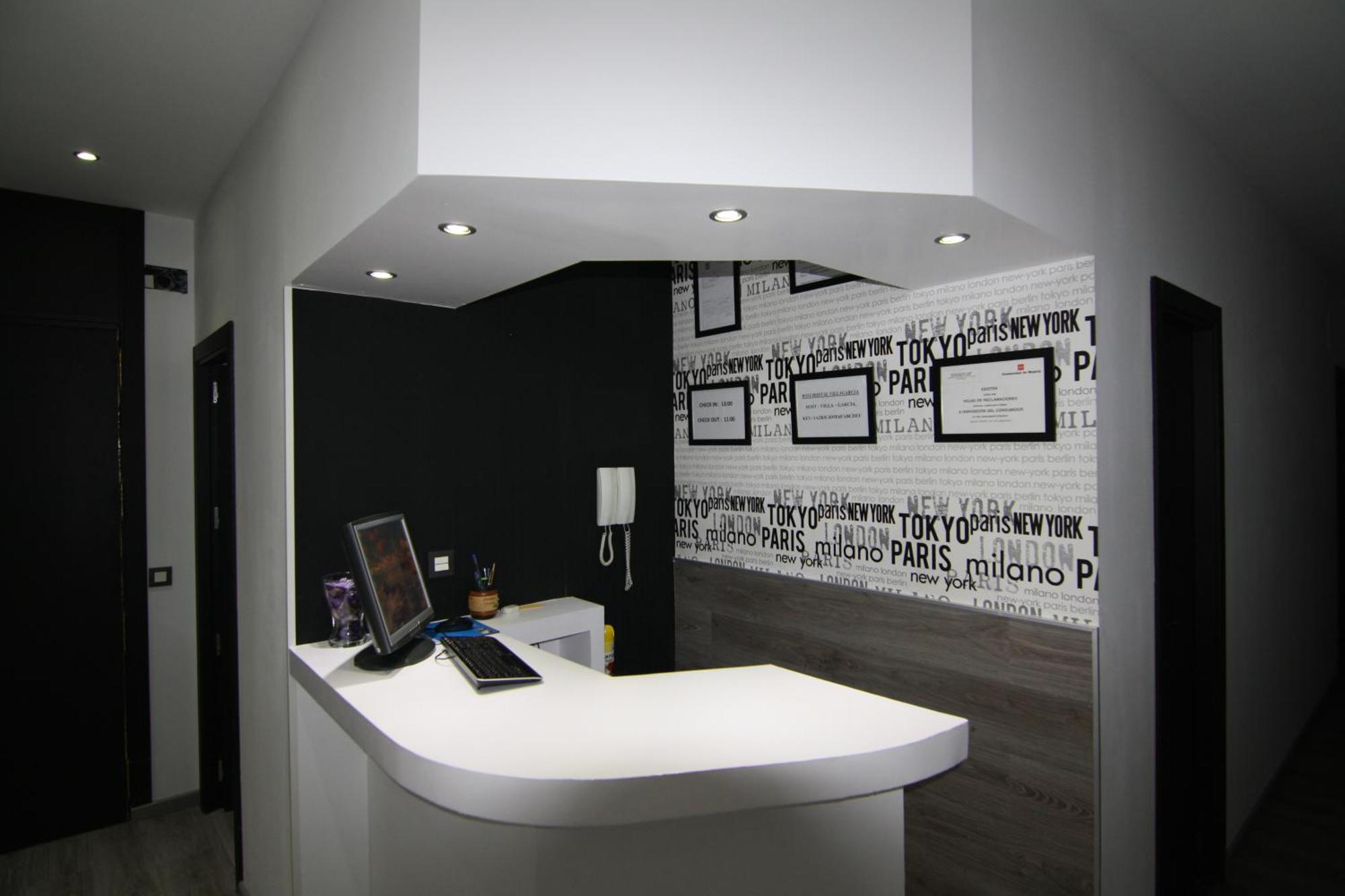Hostal Mh Fuencarral Madrid Eksteriør bilde Reception desk at the hotel