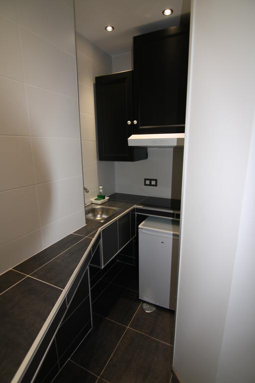 Hostal Mh Fuencarral Madrid Eksteriør bilde A small kitchenette