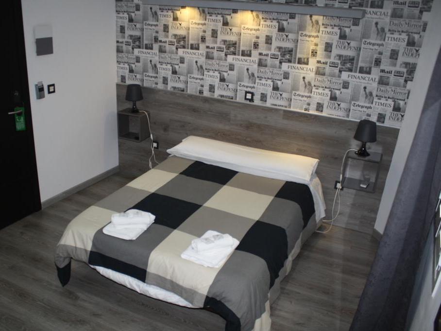 Hostal Mh Fuencarral Madrid Eksteriør bilde A room at the hotel