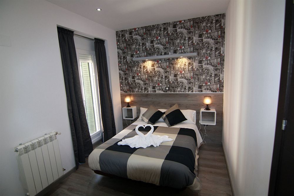 Hostal Mh Fuencarral Madrid Eksteriør bilde A room at the hotel