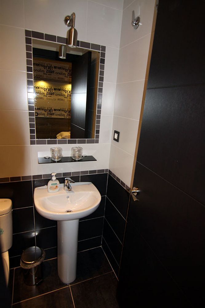 Hostal Mh Fuencarral Madrid Eksteriør bilde Bathroom